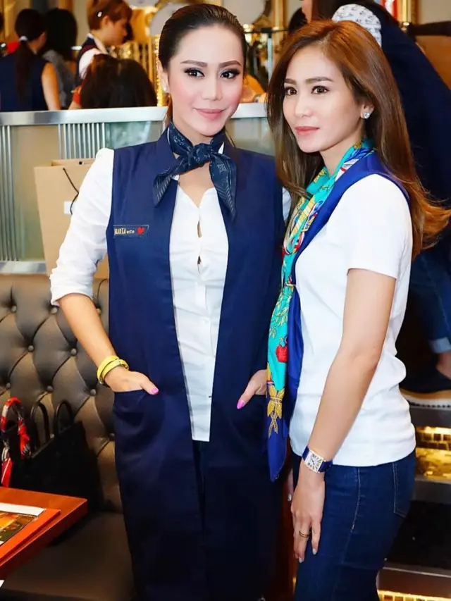 Jarang Tersorot, Ini 7 Potret Kebersamaan Vicky dan Bunga Zainal