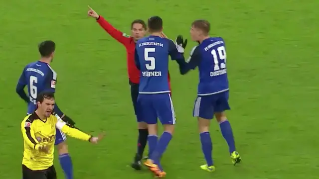 Kesalahan Wasit Terbesar, Tertipu Bek Dortmund