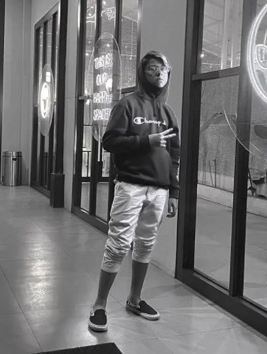 Selain mengenakan flanel, Baim Cilik terkadang senang begaya swag. (Foto: Instagram/baimalkatiri)