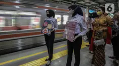 Petugas KAI Commuter bersama Komunitas Pelestari Budaya Indonesia membawa poster serta sticker saat melakukan kampanye cegah tindak kekerasan dan pelecehan seksual di dalam gerbong KRL di Stasiun BNI City, Jakarta, Kamis (22/12/2022). Kampanye sekaligus untuk memperingati Hari Ibu dilakukan KAI Commuter untuk menggugah kesadaran masyarakat agar tidak melakukan tindakan kekerasan dan pelecehan seksual di transportasi umum, khususnya KRL. (Liputan6.com/Faizal Fanani)