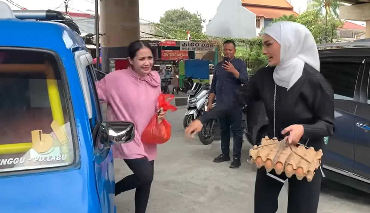 Tingkah Nagita Slavina kerap menarik perhatian. Setelah sebelumnya naik bajaj, kali ini istri Raffi Ahmad itu naik angkot. Meski dikenal dengan julukan Sultan Andara, ia tampak santai naik angkot belanja ke pasar. [Youtube/Rans Entertainment]