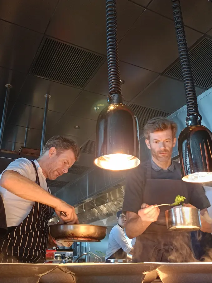 Kolaborasi Menggemaskan dari Chef Kembar Asal Inggris, Hadirkan Menu Inggris-Eropa yang Gugah Selera