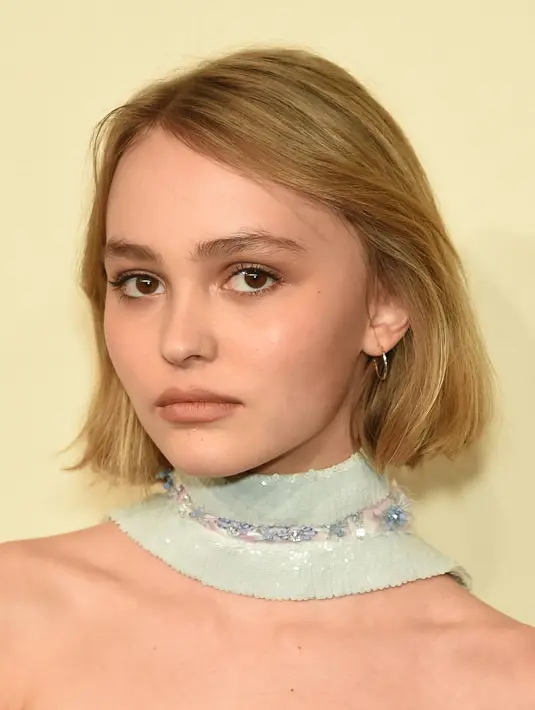 Lily Rose juga pernah didapuk oleh brand fesyen ternama didunia. Tak khayal sejak remaja dirinya begitu piawai di catwalk. (AFP/Bintang.com)