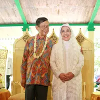  Ajip Rosidi, menggelar pernikahannya dengan Nani Wijaya di Kasepuhan Cirebon bukan tanpa maksud. Ketika konferensi pers singkat usai melangsungkan akad nikah, Ajip pun menuturkan alasannya. (Adrian Putra/Bintang.com)