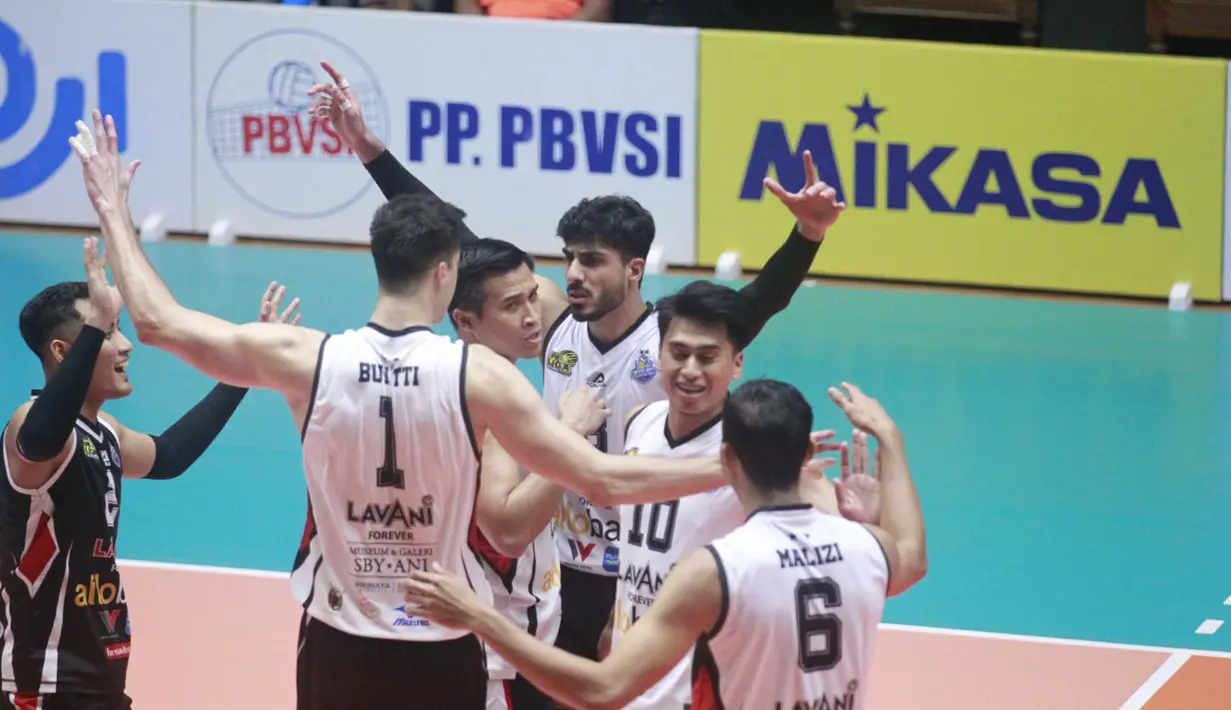 <p>Selebrasi para pemain Jakarta LavAni Allo Bank Electric, Mohammadreza Beik (tengah) dkk setelah mencetak angka saat menghadapi Jakarta LavAni Allo Bank Electric pada laga seri keempat putaran pertama PLN Mobile Proliga 2024 di GOR Tri Dharma Petrokimia, Gresik, Jawa Timur, Jumat (17/5/2024). Kudus Sukun Badak kalah 1-3 (29-31, 23-25, 27-25 dan 13-25). (Dok. PBVSI)</p>