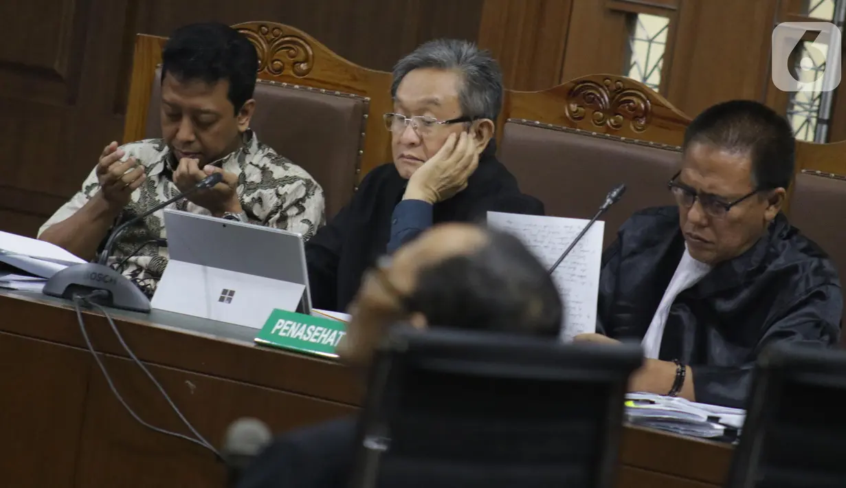 Terdakwa dugaan suap jual-beli jabatan di lingkungan Kemenag, M Romahurmuziy (kiri) saat menjalani sidang lanjutan di Pengadilan Tipikor, Jakarta, Rabu (23/10/2019). Sidang mendengar keterangan saksi, salah satunya Kepala Kemenag Gresik Muafaq Wirahadi (Liputan6.com/Helmi Fithriansyah)
