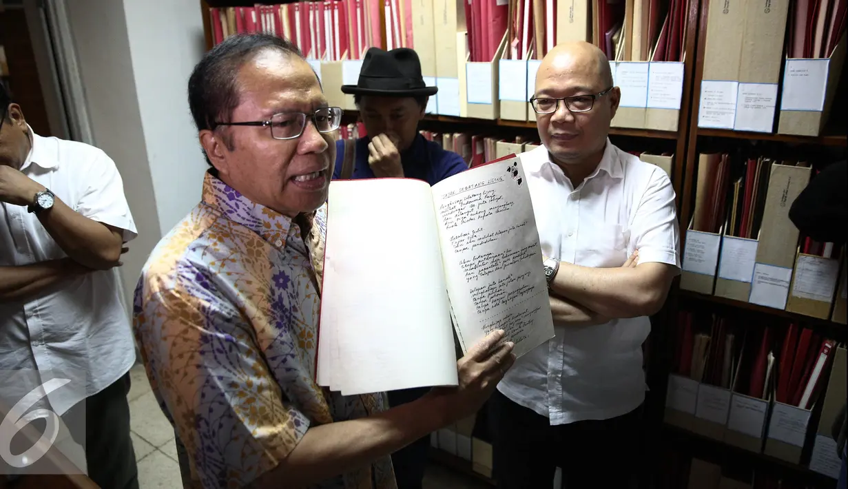 Dalam kunjungannya Rizal Ramli meminta agar Pemprov DKI lebih memperhatikan Pusat Dokumentasi Sastra HB Jassin, Jakarta, Jumat (26/8). (Liputan6.com/Faizal Fanani)
