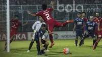 Usaha Esteban Viscara masih digagalkan oleh Novan Setya Sasongko pada laga semifinal leg kedua Piala Presiden 2017 antara Arema FC Vs Semen Padang di Stadion Kajuruhan, Malang Jawa Timur,  Minggu (5/3/2017). (Bola.com/Vitalis Yogi Trisna)