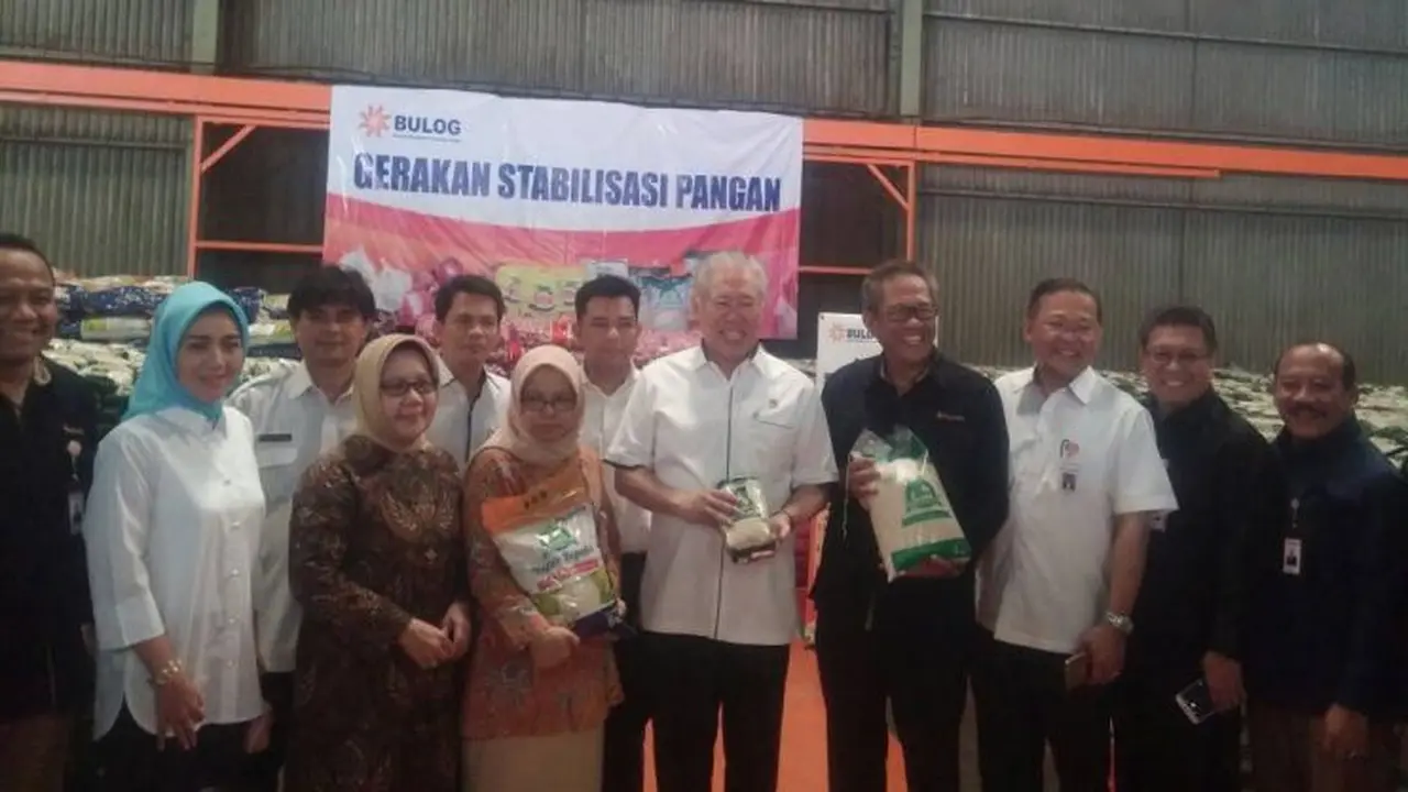 Menteri Perdagangan Enggartiasto Lukita meluncurkan Gerakan Stabilisasi Pangan yang diinisiasi oleh Perum Bulog, Rabu (17/5/2017). (Deny/Liputan6.com)