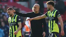 Manajer Manchester City, Pep Guardiola, mencoba menenangkan Mateo Kovacic yang kesal setelah kalah dari Nottingham Forest dalam lanjutan Liga Inggris 2024/2025, Sabtu (8/3/2025) malam WIB. (Darren Staples / AFP)