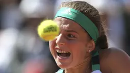 Petenis putri Latvia, Jelena Ostapenko, saat pertandingan melawan petenis Swiss, Timea Bacsinszky di semifinal Prancis Terbuka di Roland Garros, Paris Jumat (9/6/2017). Jelena Ostapenko menang dengan skor 7-6(4), 3-6, 6-3. (AP/David Vincent)