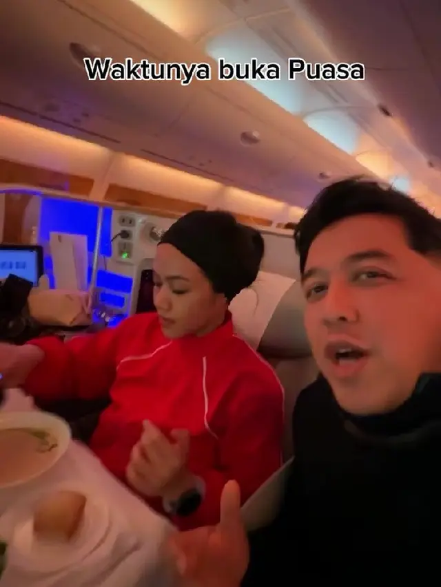Momen Donne Maula Tetap Nonton MU Meski di Dalam Pesawat (credit: instagram/donne_maula)