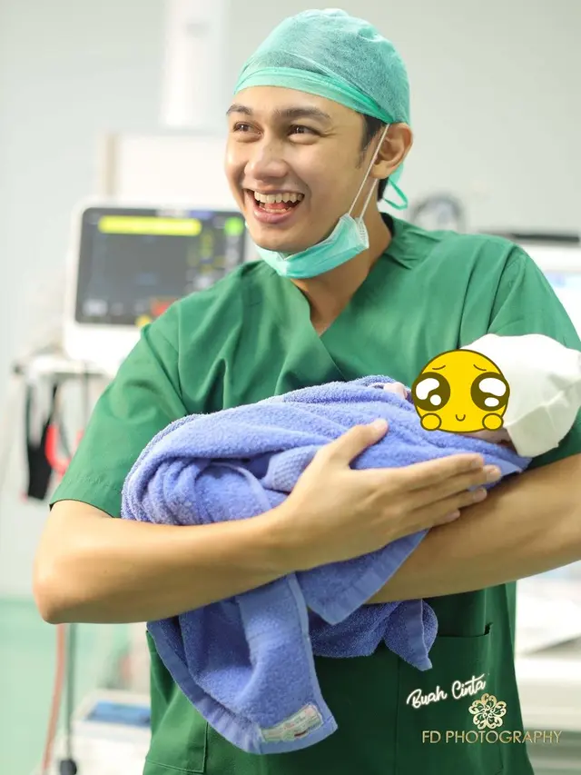 6 Potret Caesar Hito saat Gendong Baby Bible, Jadi Ayah Siaga