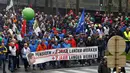 Warga Belgia melakukan demonstrasi menolak Reformasi Pensiun di Brussels, Belgia, Selasa (15/11). Mereka menolak rencana pemerintah yang akan menaikkan usia pensiun dari 56 menjadi 63 tahun. (REUTERS / Yves Herman)