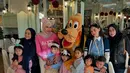 Adiknya, Syahnaz Sadiqah yang akan menjadi ibu pejabat mengenakan atasan knit pink dipadukan celana putih panjang dan kerudung coklat. Sang ibunda tampil mengenakan jaket puff hitam senada dengan inner dan kerudungnya. [@raffinagita1717]