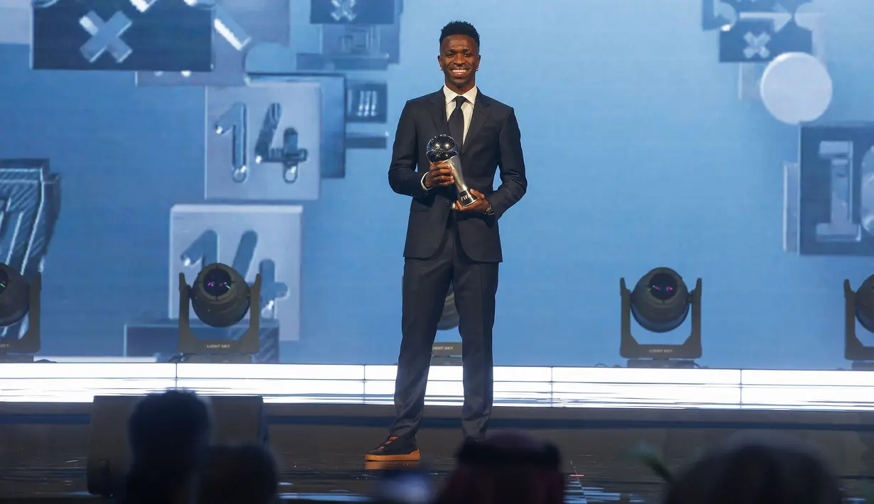 Pemain Real Madrid, Vinicius Jr saat menerima penghargaan pemain pria terbaik FIFA 2024 dalam acara yang berlangsung di oha, Qatar pada Selasa (18/12) malam waktu setempat. (AFP/Karim Jaafar)