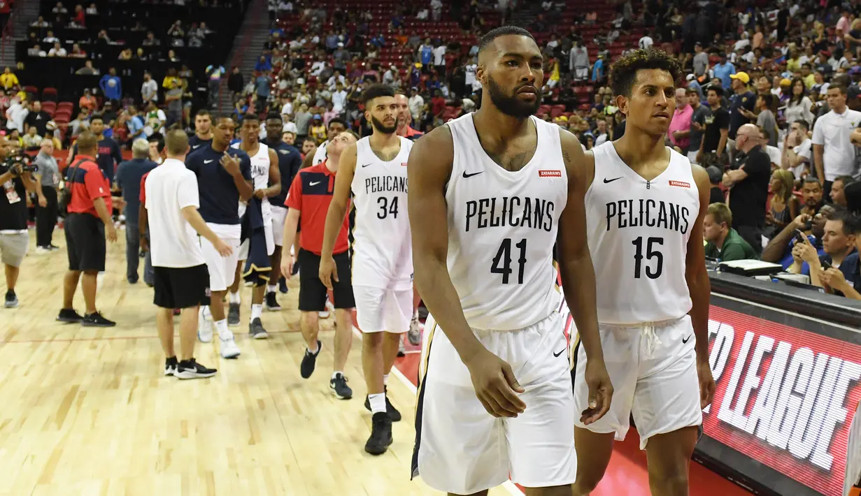 Pemain New Orleans Pelicans meninggalkan lapangan setelah gempa bumi berkekuatan magnitudo 7,1 mengguncang Thomas & Mack Center selama pertandingan melawan New York Knicks pada NBA Summer League 2019 di Las Vegas, Nevada (5/7/2019). (AFP Photo/Ethan Miller)