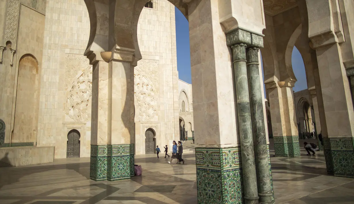 Turis berjalan di dalam masjid Hassan II, salah satu yang terbesar di Afrika, di Casablanca, Maroko (7/2/2020). Masjid ini mulai dibangun tahun 1980, didesain oleh arsitek berkebangsaan Prancis Michel Pinseau dan dibangun oleh Bouygues. (AP Photo/Mosaab Elshamy)