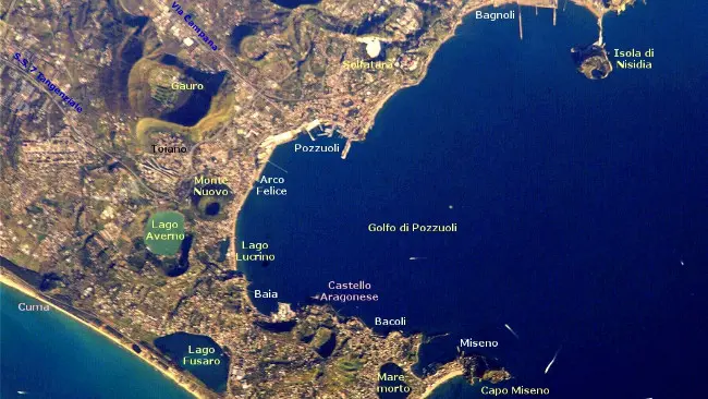 Letak kota Pozzuoli dilihat dari angkasa. (Sumber NASA)