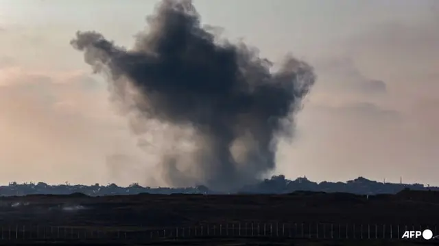 Gambar ini diambil dari posisi di perbatasan Israel dengan Jalur Gaza, menunjukkan asap mengepul selama serangan Israel di wilayah Palestina yang terkepung pada 11 Juni 2025. (AFP/Jack Guez)