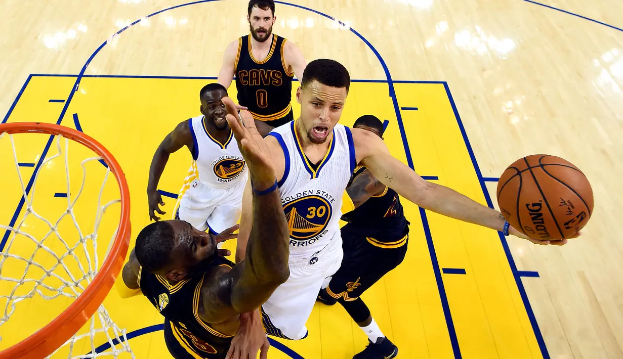 Guard Warriors, Stephen Curry #30 mencoba memasukan bola saat dihadang LeBron James #23 pada laga Final NBA di Oracle Arena, Senin (6/6/2016) WIB. (Mandatory Credit: Bob Donnan-USA TODAY Sports)
