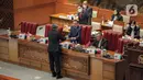 Wakil Ketua Komisi I DPR RI Abdul Kharis Almasyhari menyerahkan laporan hasil uji kelayakan dan kepatutan Calon Anggota KPI periode 2022-2025 kepada pimpinan sidang dalam Rapat Paripurna ke-15 masa persidangan III tahun 2022-2023 di Kompleks Parlemen, Senayan, Jakarta, Selasa (7/2/2023). Rapat Paripurna tersebut mengesahkan calon Anggota Komisi Penyiaran Indonesia (KPI) Periode 2022-2025. (Liputan6.com/Faizal Fanani)