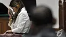 Artha Meris Simbolon berdoa sebelum  sidang pembacaan vonis dimulai, Pengadilan Tipikor, Jakarta, Kamis (20/11/2014). (Liputan6.com/Miftahul Hayat)