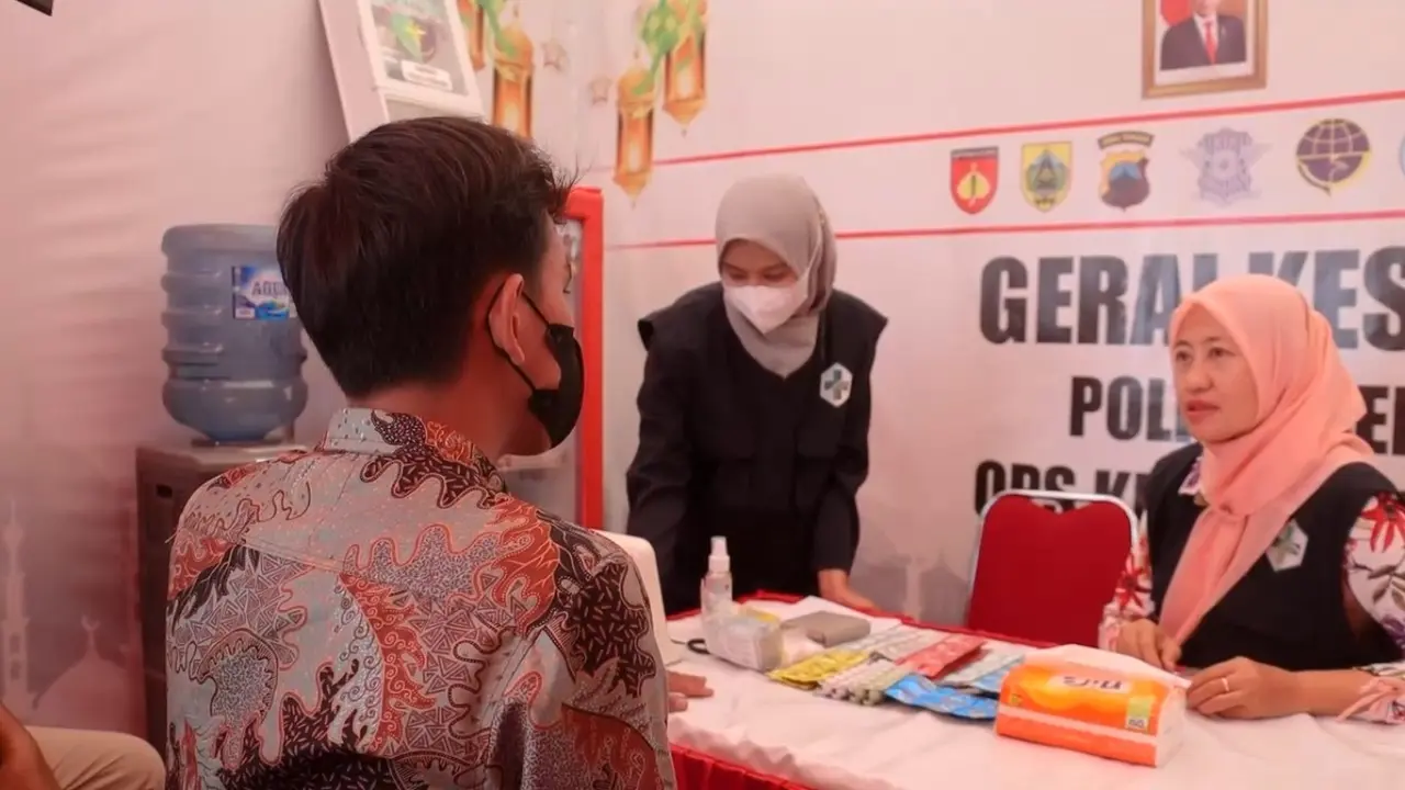 Layanan kesehatan gratis di Pos Terpadu Gandulan, Pemalang. (Foto: Liputan6.com/Polres Pemalang)