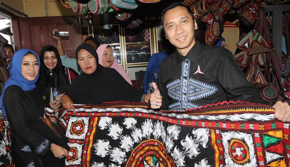 Dalam berbagai kesempatan Aliya selalu setia menemani dan memberikan dukungan pada putra bungsu mantan Presiden Susilo Bambang Yudhoyono ini.  (Liputan6.com/IG/ruby_26)