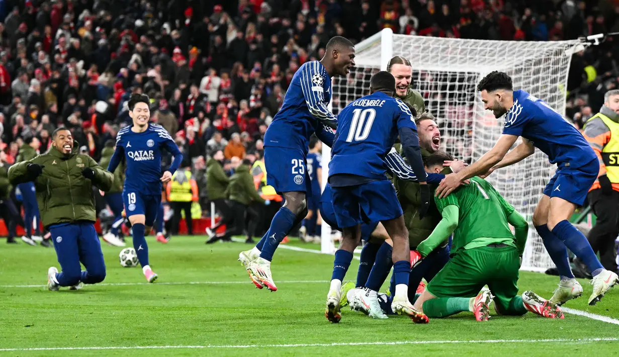 Para pemain Paris Saint-Germain (PSG) merayakan kemenangan di akhir pertandingan leg kedua 16 besar Liga Champions 2024/2025 melawan Liverpool di Stadion Anfield, Inggris pada 11 Maret 2025 waktu setempat atau Rabu (12/3/2025) dini hari WIB. (Oli SCARFF/AFP)