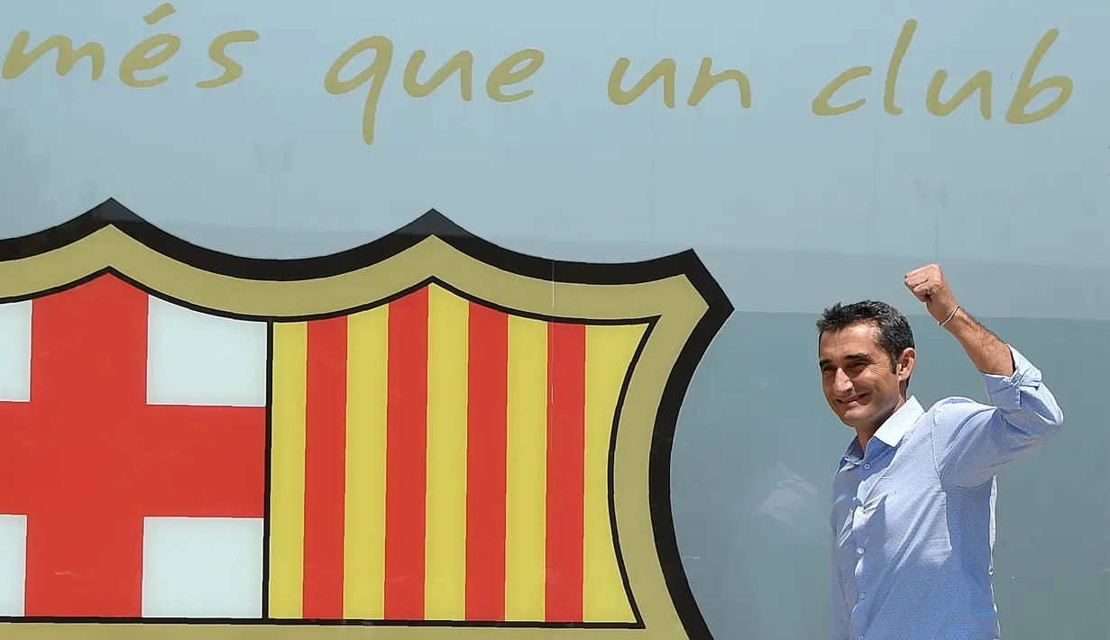Pelatih baru Barcelona, Ernesto Valverde, diperkenalkan di Stadion Camp Nou, Barcelona, Rabu (31/5/2017). Mantan pelatih Athletic Bilbao ini didaulat menggantikan posisi Luis Enrique. (AFP/Lluis Gene)