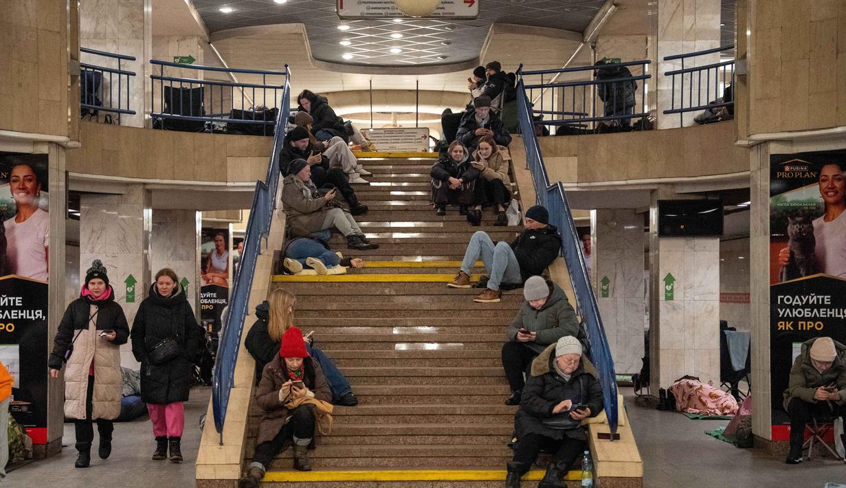 Angkatan udara Ukraina juga telah mengeluarkan peringatan rudal di seluruh negeri. Tampak dalam foto, warga berlindung di stasiun metro selama serangan pesawat tak berawak dan rudal Rusia di Kyiv, Ukraina, pada 9 Januari 2026 pagi hari waktu setempat, di tengah invasi Rusia ke Ukraina. (Serhii Okunev/AFP)