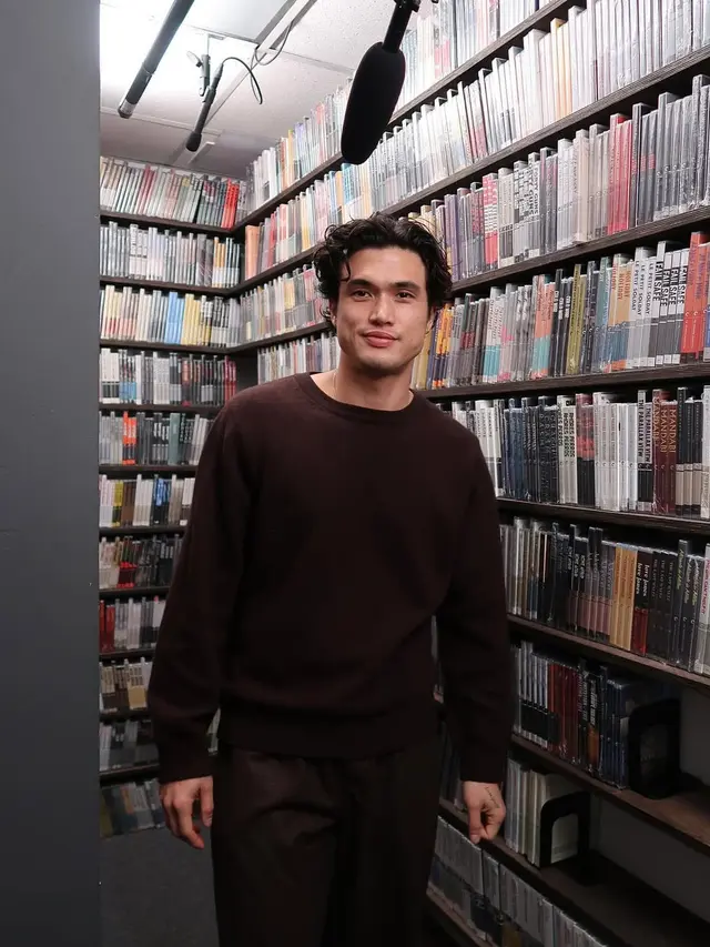 Potret Charles Melton yang Jadi Model Video Klip Lagu Jennie (credit: instagram/melton)