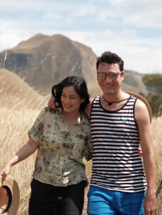 Potret kompak Titi Kamal dan Christian Sugiono  mengenakan outfit adventure. (Liputan6.com/IG/titi_kamall)