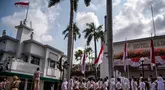 Para peserta memberi hormat saat reka ulang insiden Hotel Yamato atau Hotel Majapahit pada 19 September 1945, Surabaya, Minggu 22 September 2024. (JUNI KRISWANTO/AFP)