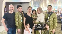 Olla Ramlan dan Suami Foto Bersama Keluarga Mantan Suami Jelang Umrah