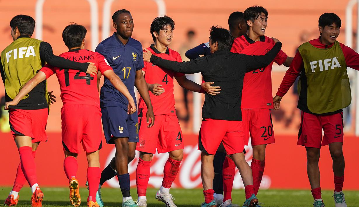 Selebrasi para pemain Timnas Korea Selatan U-20 setelah berakhirnya laga melawan Prancis pada laga Grup F Piala Dunia U-20 2023 di Malvinas Argentinas Stadium, Mendoza, Argentina, Selasa (23/5/2023) dini hari WIB. (AP Photo/Natacha Pisarenko)