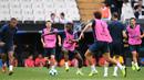 Para pemain Chelsea menghadiri sesi latihan jelang di stadion Besiktas Park di Istanbul, Turki (13/8/2019). Chelsea akan bertanding melawan Liverpool dalam pertandingan Piala Super Eropa 2019 di Istanbul, Turki, Kamis (15/8/2019) dini hari WIB. (AFP Photo/Ozan Koze)
