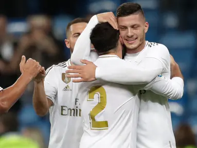 Striker Real Madrid, Luka Jovic, berselebrasi dengan rekan setimnya setelah mencetak gol ke gawang Leganes pada pekan ke-11 La Liga 2019-2020 di Santiago Bernabeu,, Rabu (30/10/2019). Real Madrid tanpa ampun menghajar tamunya Leganes, 5-0. (AP/Bernat Armangue)