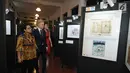 Menteri Luar Negeri Retno Marsudi (kiri) melihat pameran foto Islamic Art in the Collections of the European Museum pada perayaan Europe Day 2018 di Jakarta, Rabu (9/5). (Liputan6.com/Helmi Fithriansyah)