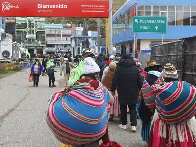 Warga Peru antre memasuki perbatasan Bolivia untuk memasuki negara tersebut, di desa Desaguadero, Peru, pada 18 Februari 2022. Setelah ditutup selama hampir dua tahun karena pandemi Covid-19, Pemerintah Peru mengizinkan pembukaan kembali perbatasan dengan Bolivia dan Ekuador. (Carlos MAMANI/AFP)