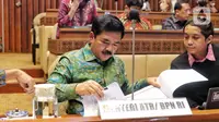 Menteri Agraria dan Tata Ruang/Badan Pertanahan Nasional (ATR/BPN) Hadi Tjahjanto (kiri) bersama Wamen ATR/Waka BPN Raja Juli Antoni (kanan) saat rapat kerja dengan komisi II DPR di Senayan, Jakarta, Kamis (1/9/2022). Rapat tersebut membahas kasus-kasus pertanahan. (Lipuran6.com/Angga Yuniar)