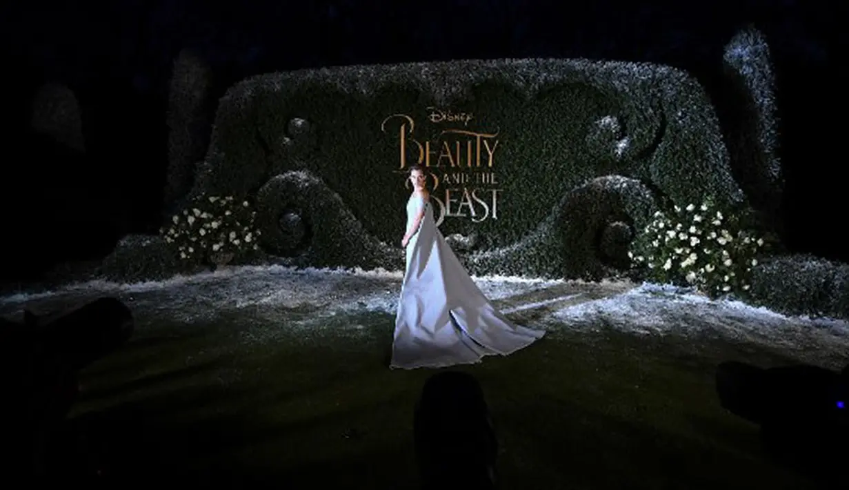 Sapuan mascara yang digunakan Emma membuat tampilan matanya semakin pekat dan membuat tampilannya begitu berbeda. Ditambah lip gloss berwarna pinknya juga membuat wajah Emma semakin memikat. (AFP/Bintang.com)