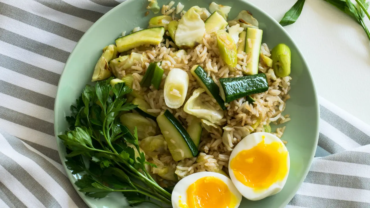 Contoh ilustrasi makanan clean eating