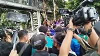 Demo Mahasiswa Memanas, Massa Berusaha Robohkan Beton Barrier dengan Tambang