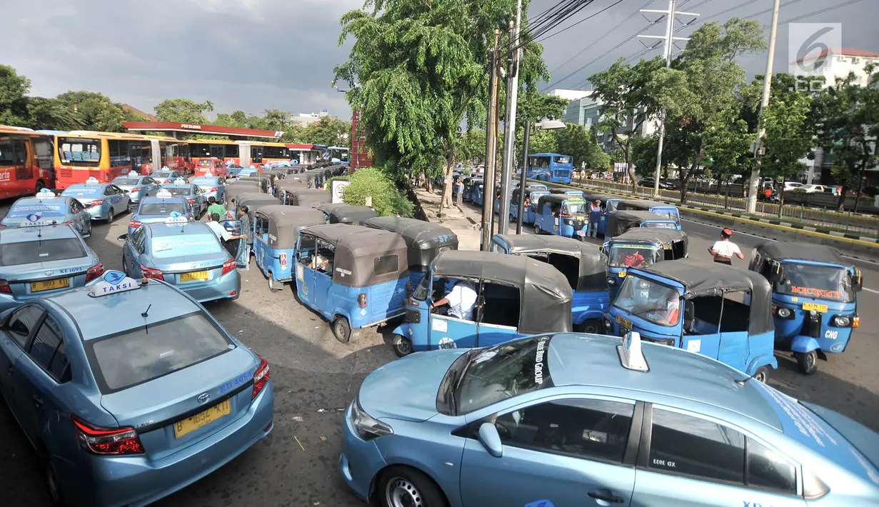 Bajaj, taksi, dan bus Transjakarta antre mengisi BBG di SPBG Pemuda, Jakarta, Kamis (15/11). Minimnya keberadaan SPBG menyebabkan antrean panjang kendaraan yang akan mengisi BBG hingga ke pinggir jalan menimbulkan kemacetan. (Merdeka.com/Iqbal S. Nugroho)