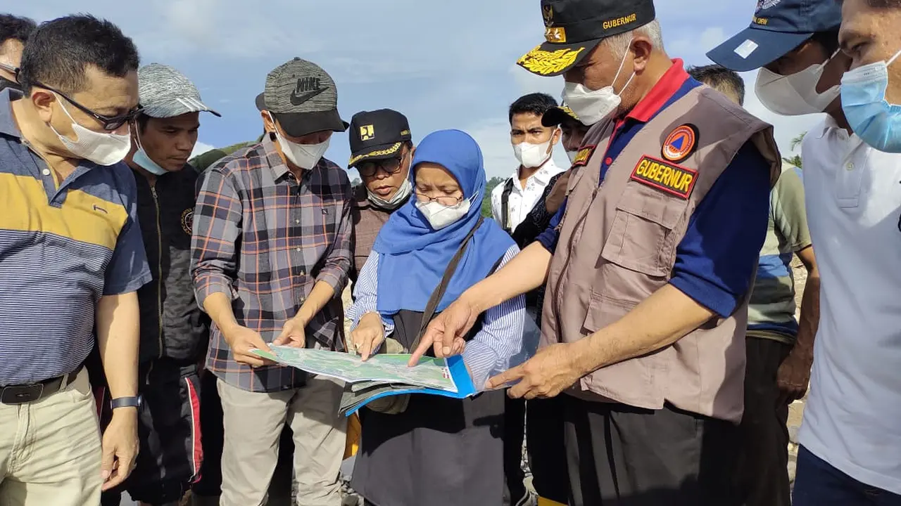 Gubernur Sumbar, Mahyeldi melihat lokasi terdampak banjir Batang Tapan. 9Liputan6.com/ Humas Pemprov Sumbar)