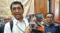 Kuasa hukum terdakwa Moch Subechi Azal Tsani (MSAT) alias Bechi, Gede Pasek Suardika atau akrab disapa GPS, menunjunkkan nota pledoi kliennya di PN Surabaya. (Dian Kurniawan/Liputan6.com)