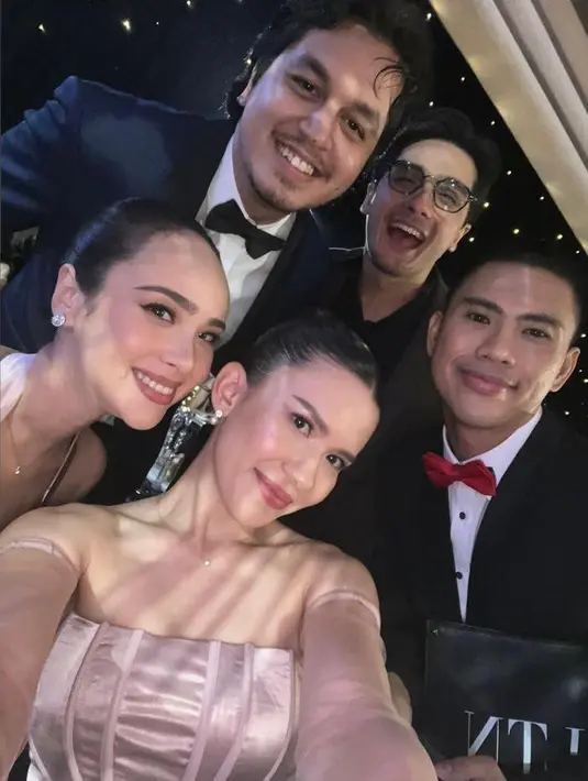 Hadir pula lawan main Jessica Mila di sinetron ‘GGS’. Ada Ricky Harun, Ricky Cuaca Kevin Julio yang kompak kenakan setelan jas hitam. Serta Pamela Bowie dan MIchelle Joan yang kompak serba rose gold. [Foto: IG/rickycuaca].