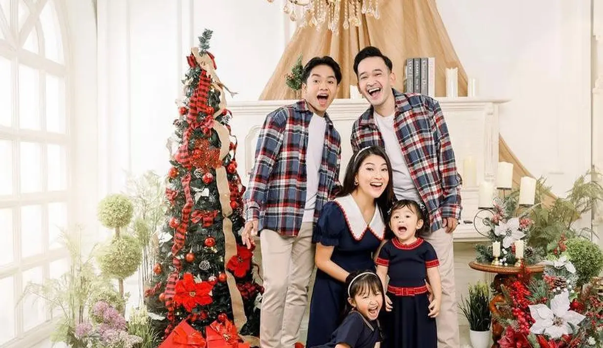 Gaya stylish keluarga Onsu dalam balutan busana nuansa Navy-Merah-Putih. Kompak banget ya! (Instagram/ruben_onsu).